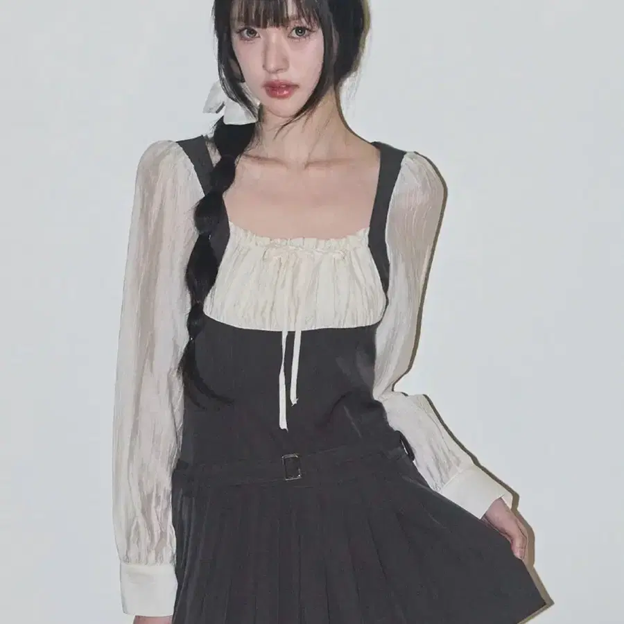 일리고 프레피 리본 플리츠 원피스 차콜