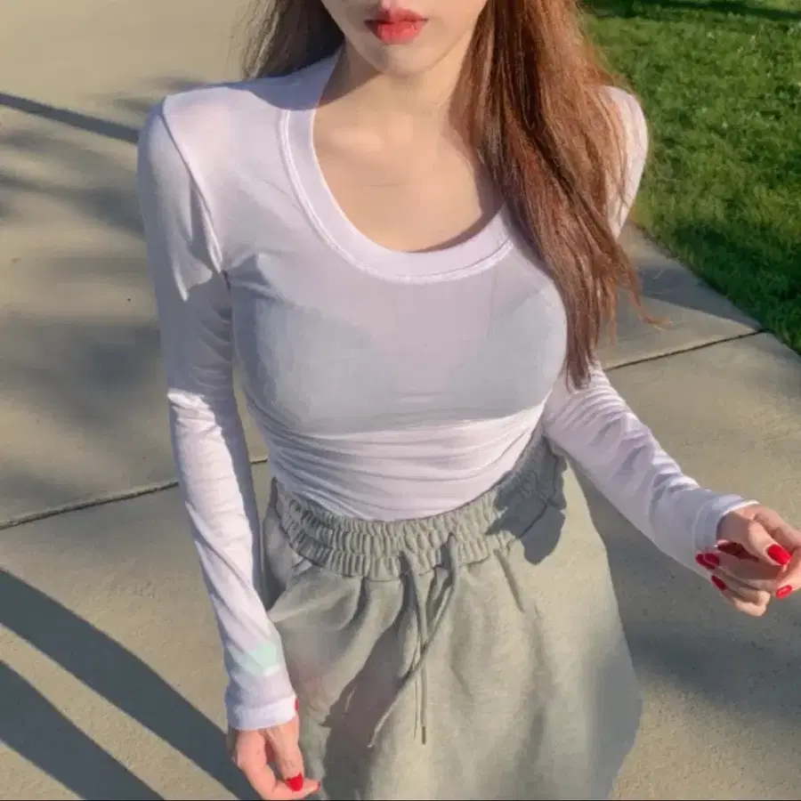 화이트 긴팔 크롭쫄티