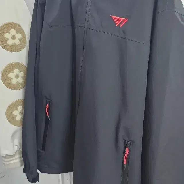 T1 Logo Windbreaker 팝니다.