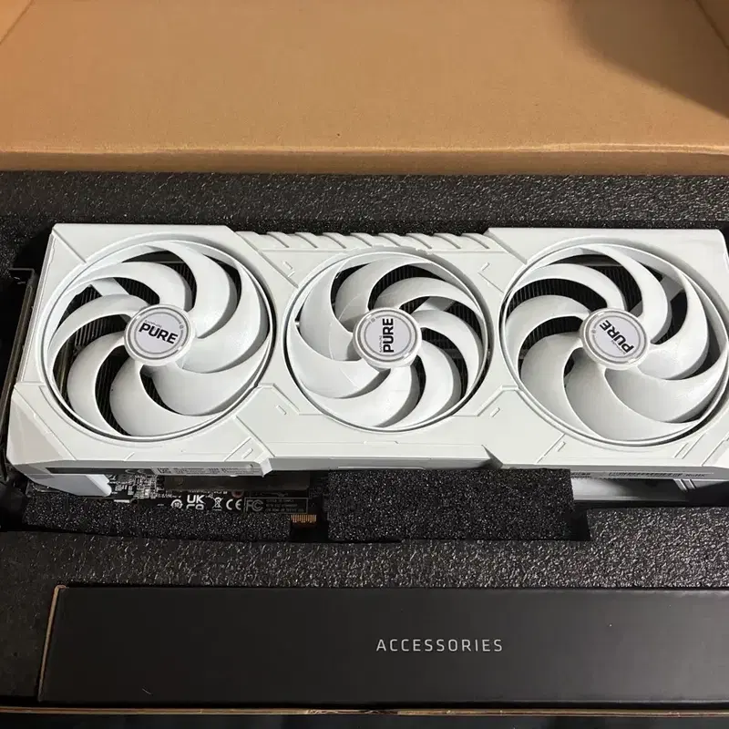 사파이어 RX 9070 XT PURE 화이트 그래픽카드