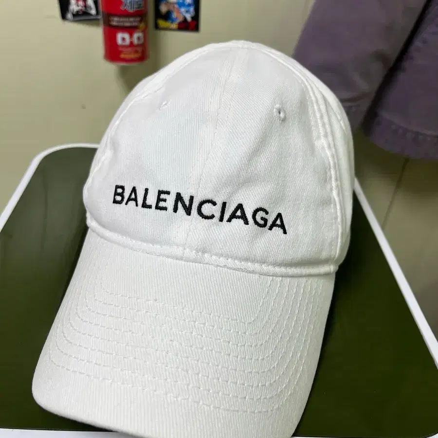 발렌시아가 볼캡 화이트 상태가 촣아