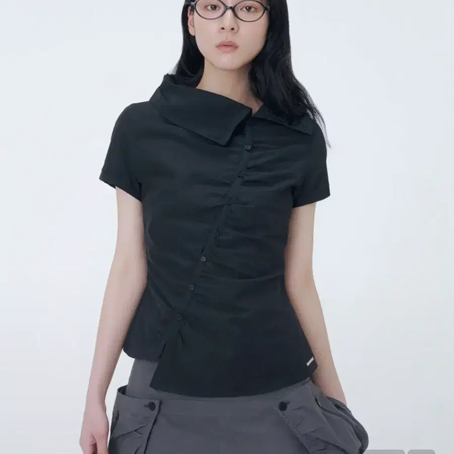 미세키서울 High neck shirring button shirt 블랙1