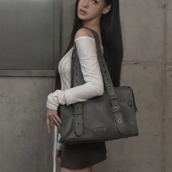 새제품/ 카키포인트 아일렛 벨트 백 그레이 토트백 eyelet belt bag