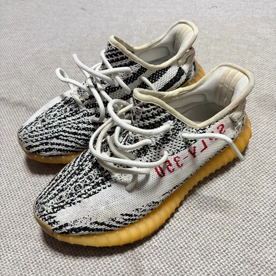 아디다스 이지부스트 350 V2 지브라