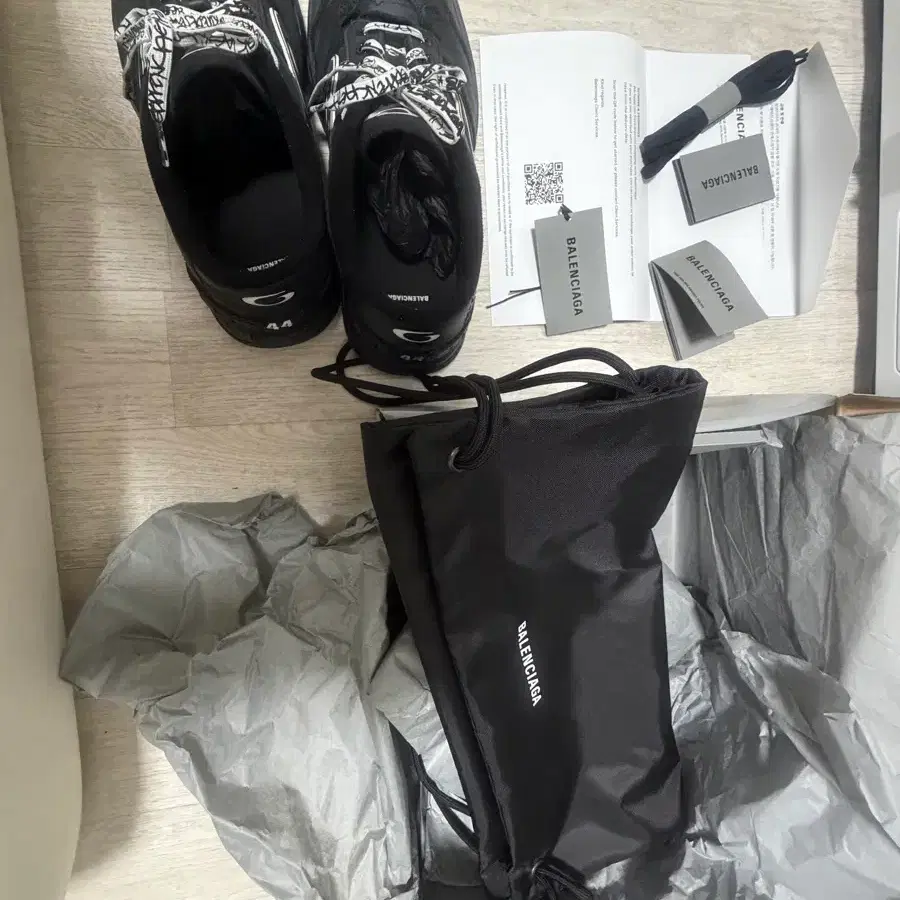 발랜시아가(Balenciaga)햄튼스 원-아웃 스니커즈 44사이즈 블랙컬러