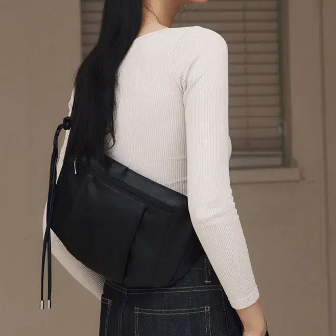 레더리 크랙드 스티치 슬링뱅