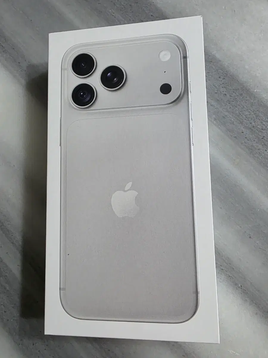아이폰18 프로맥스 자급제 액정필름 256GB 미개봉 새제품 팝니다