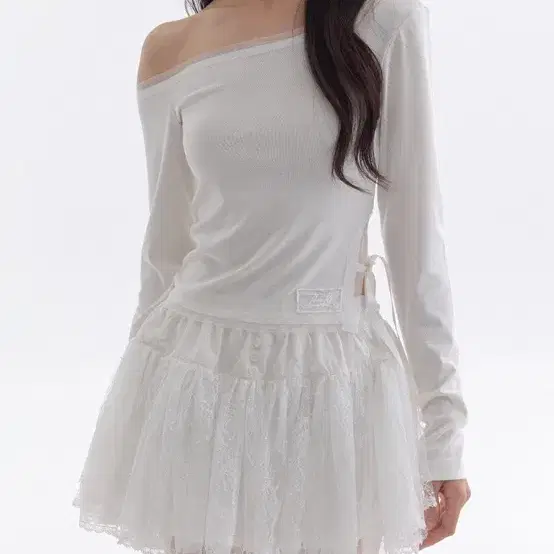 퓨어 메쉬 새틴 리본 티셔츠 블랙/아이보리