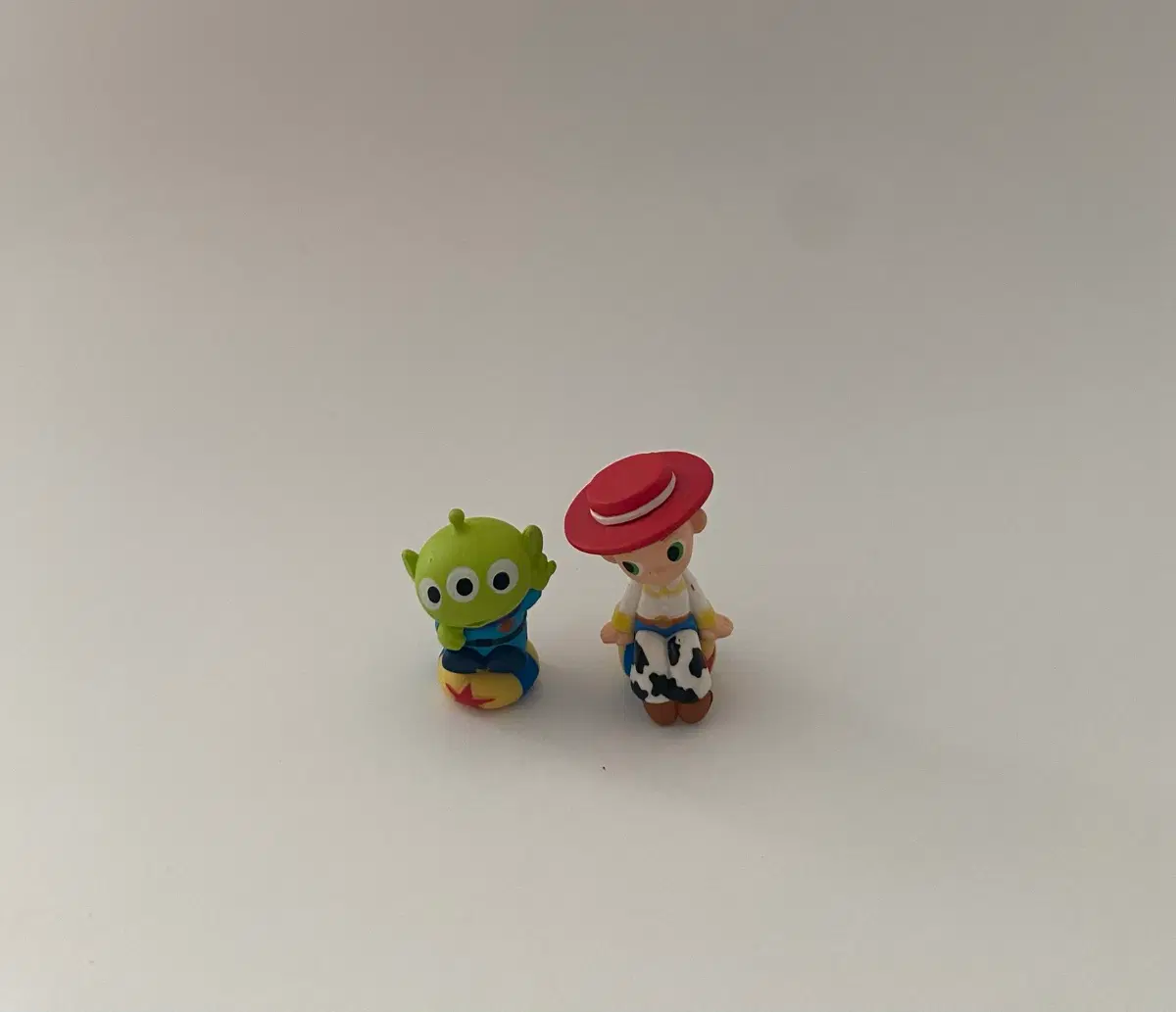 토이스토리 앉아있는가챠 제시&알린 2종세트