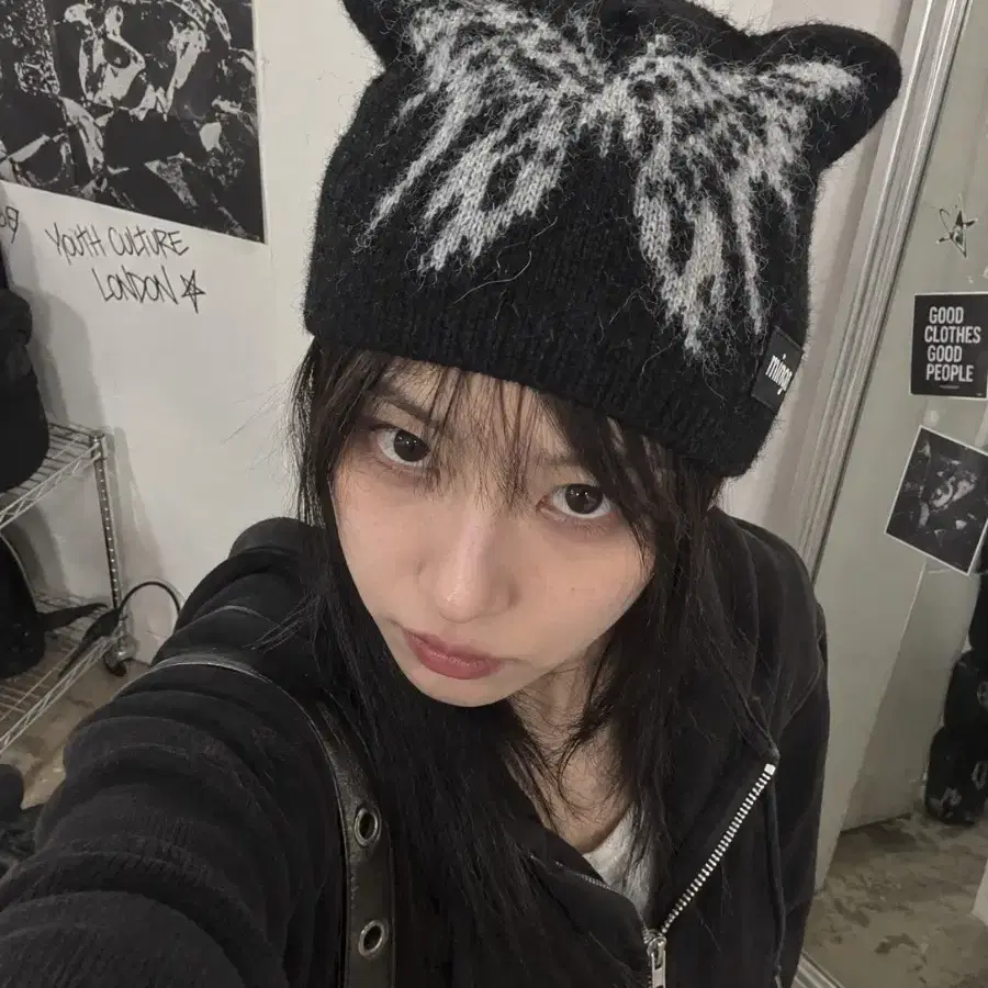MINGA LONDON 영국 런던 Y2K 그래픽 울 비니