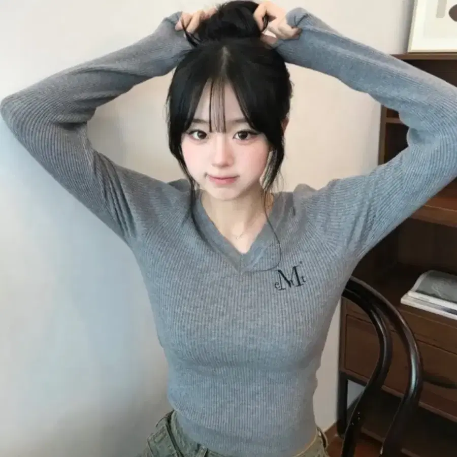 무센트 브이넥 크롭 골지 니트 네이비