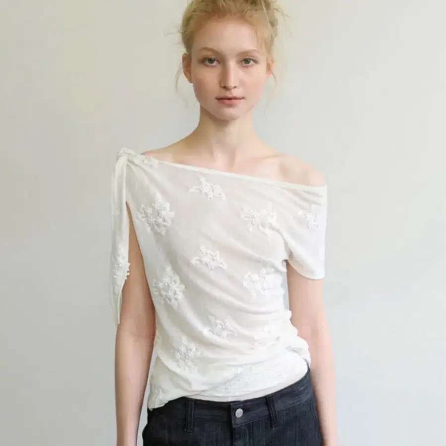 아옵트 SHEER FLORAL ONE-SHOULDER TOP