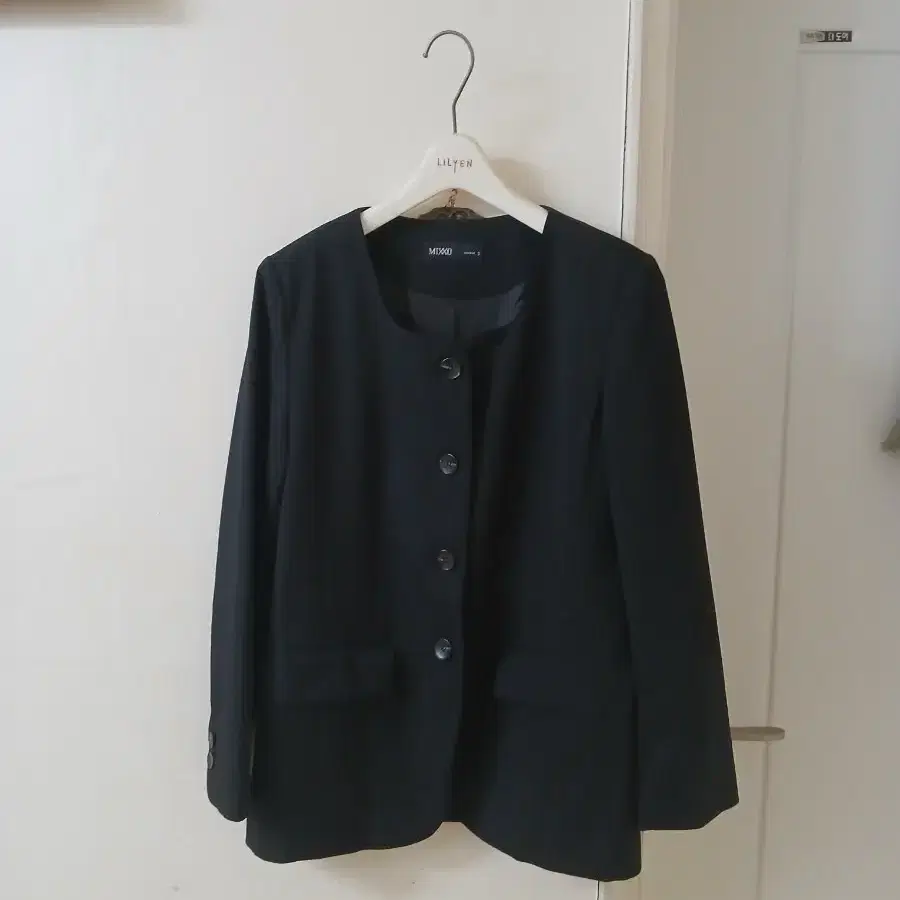 MIXXO 검정 블랙 자켓 가슴단면 45정도 11월까지만 판매