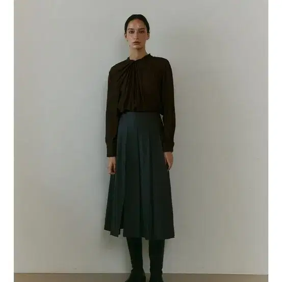 아워코모스 스카프 블라우스 브라운