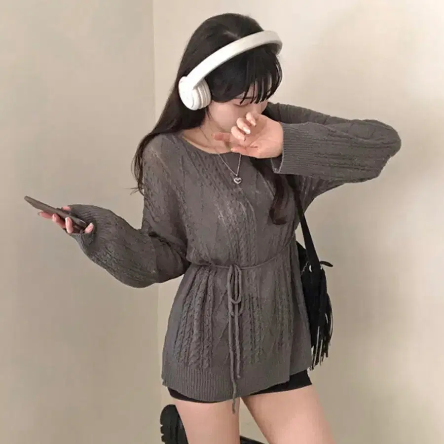 허리끈 부클 입술넥 니트