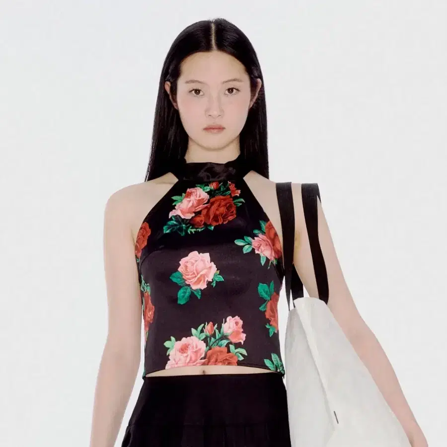 유희 SATIN FLOWER PATTERN HALTER NECK BLOUSE BLACK