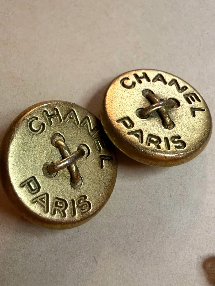 배송비 포함!! 중앙에 X자 스티치 디자인 CHANEL PARIS' 각인 (진품!!!!) 클래식한 골드 톤의 샤넬 빈티지 버튼 스타일 클립온 이어링입니다