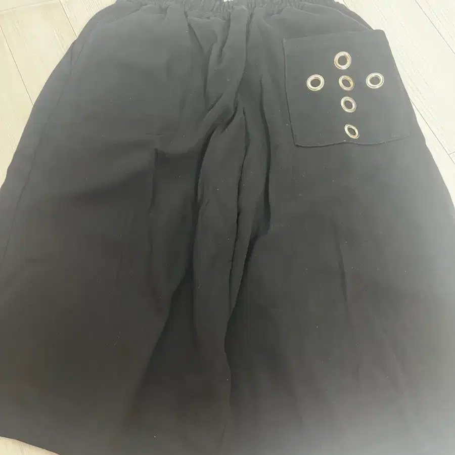십자가 아일렛 스터드 버뮤다 팬츠