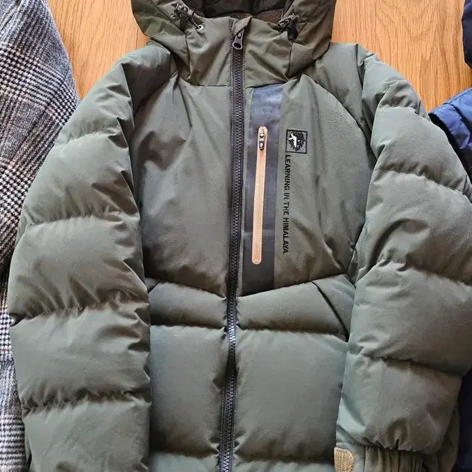 블랙야크 카키 숏패딩