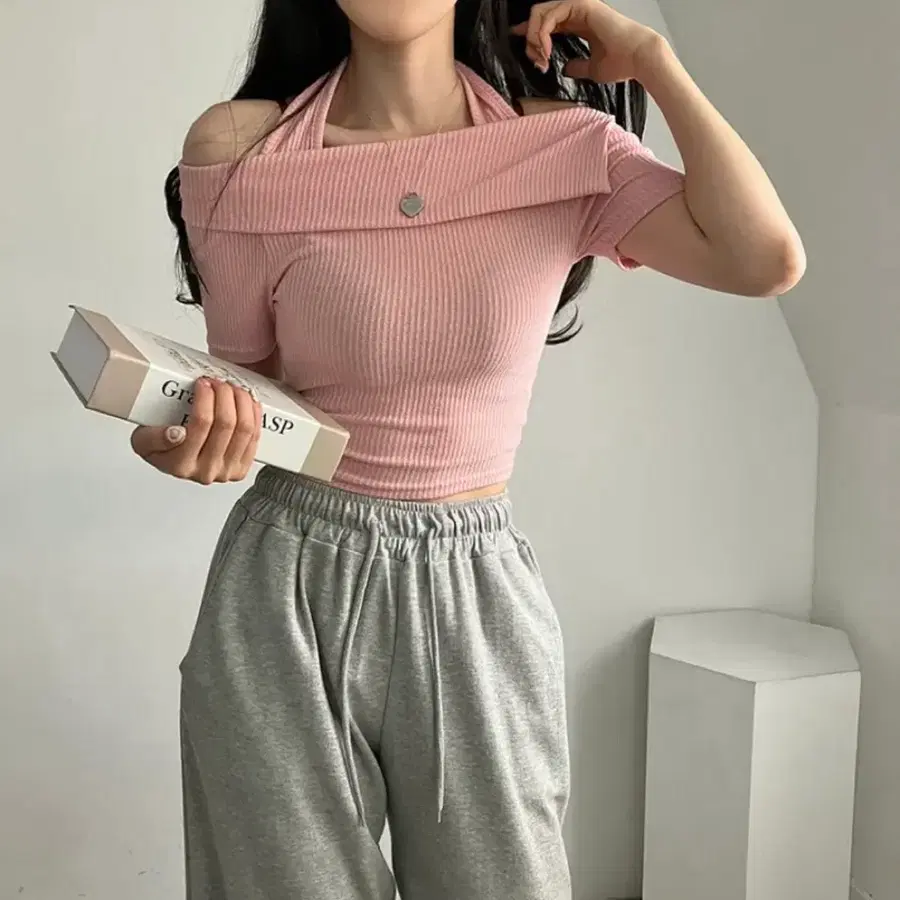 오프숄더 크롭 니트