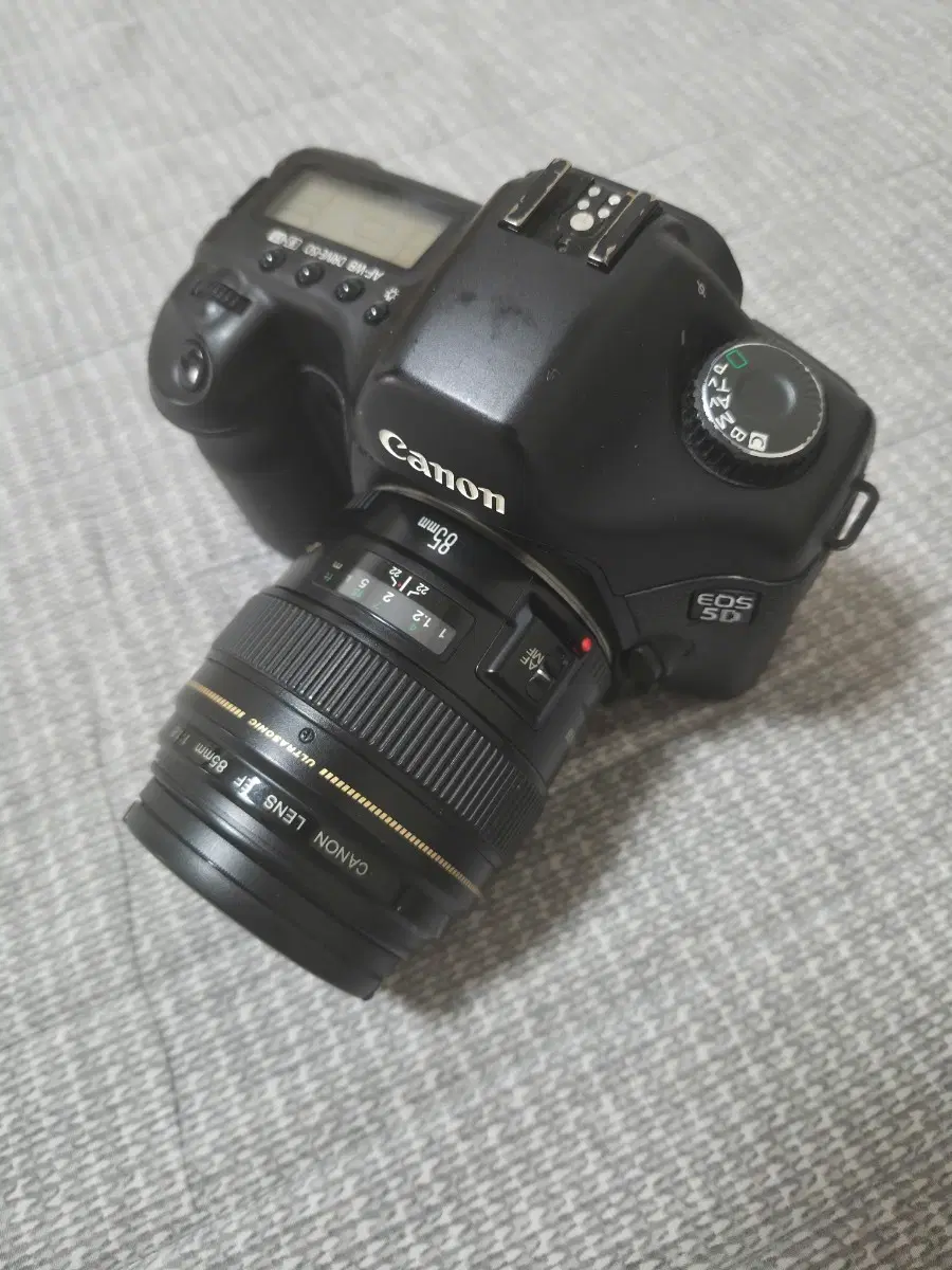 캐논 EOS 5D DSLR 카메라 EF 85mm 렌즈 세로그립 배터리 충전기 포함