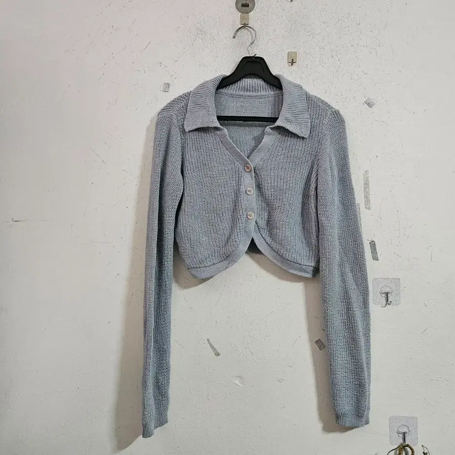 연한 회색 니트 가디건