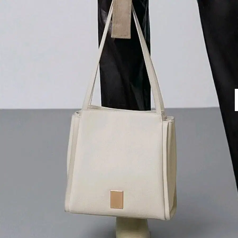 쿠론 머스크 숄더백 아이보리