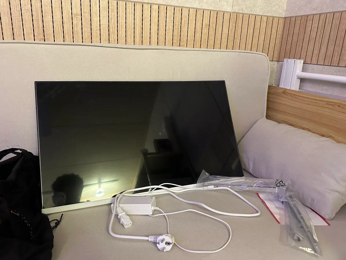 레안텍 32인치 모니터 화이트입니다! :)