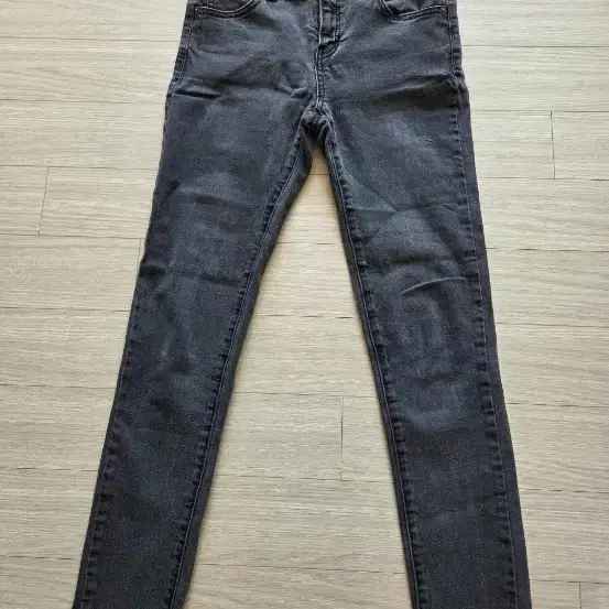 Guess 그레이 워싱 데님 팬츠