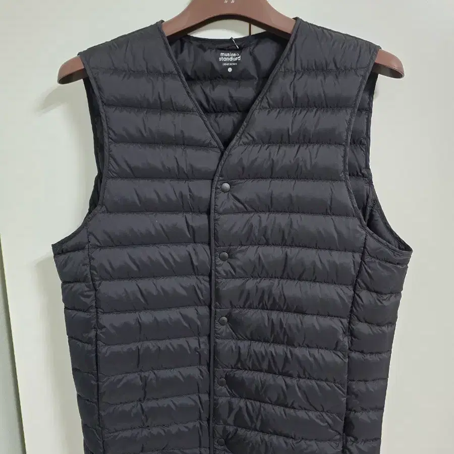 무신사 스탠다드 경량 패딩 덕다운 조끼 블랙 L 새상품