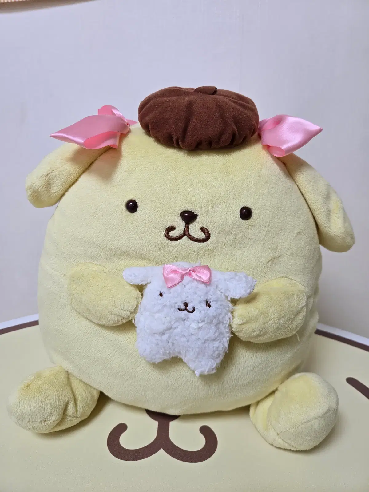 마카롱 안고 있는 폼폼푸린 중형 인형