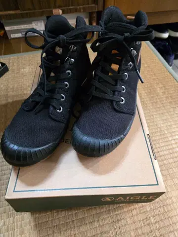 AIGLE TENERE LIGHT W 블랙 스니커즈