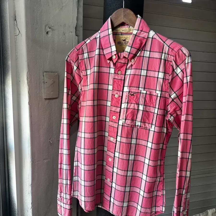 hollister pink plaid surfer cut shirt