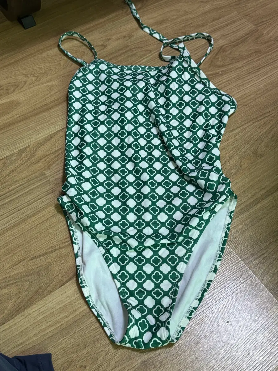 풀타임 클로버 패턴 원피스 수영복 M 5회 이하 입수