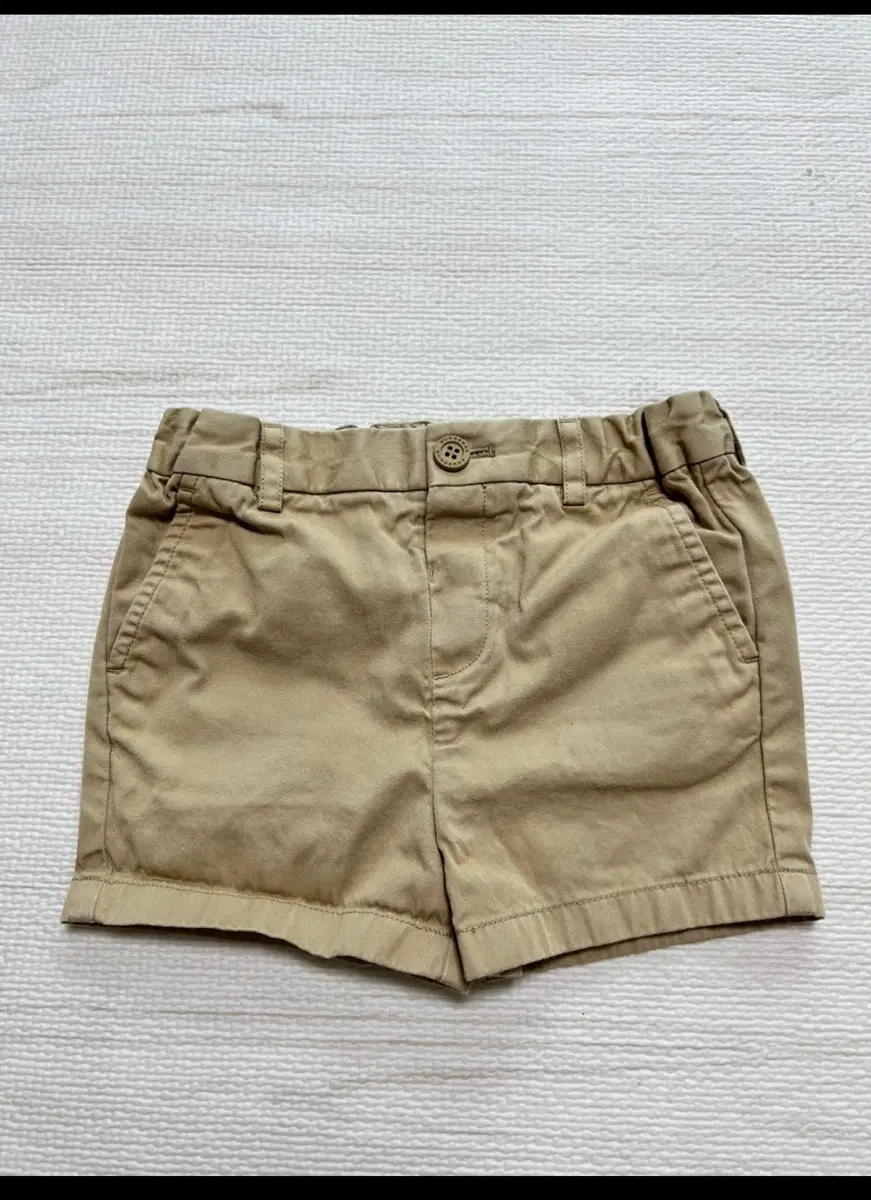 정품 버버리 남아 베이지 카키 반바지 (사이즈 2Y /92cm)
