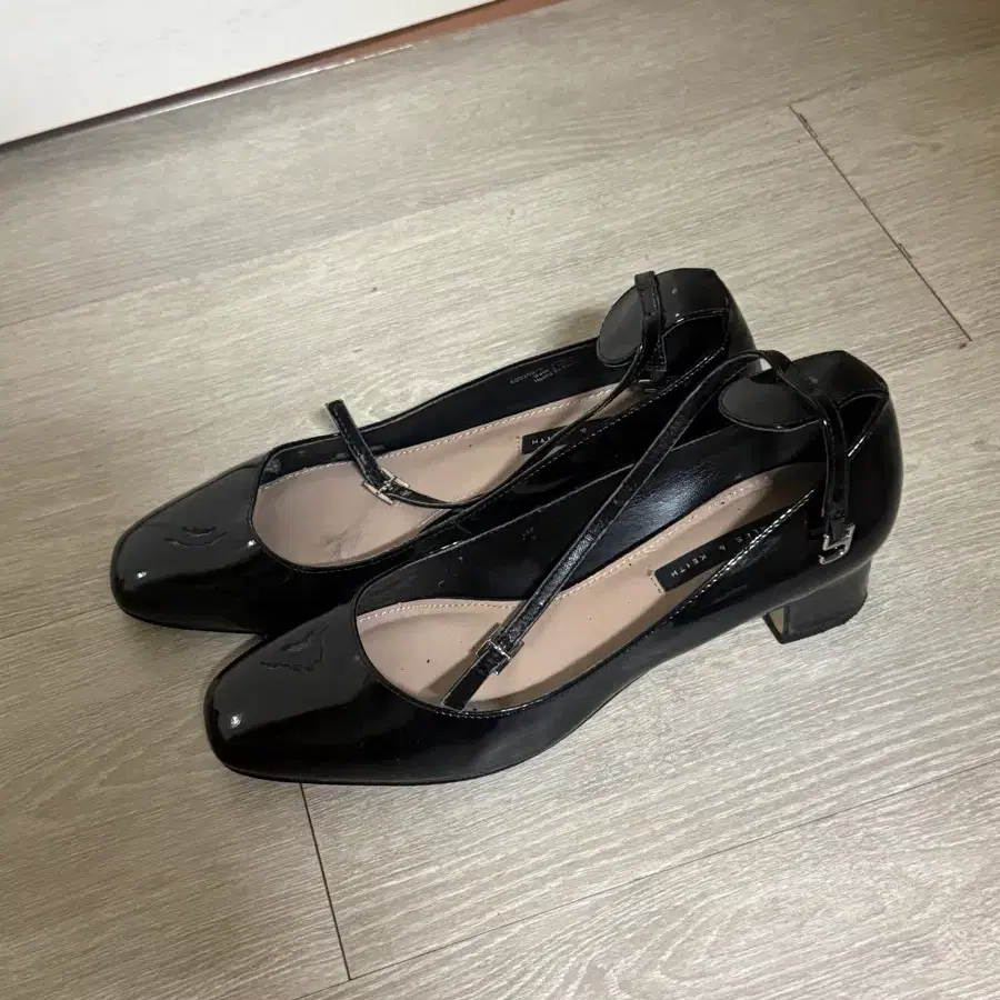 찰스앤키스 블랙 에나멜 플랫 단화 구두 240