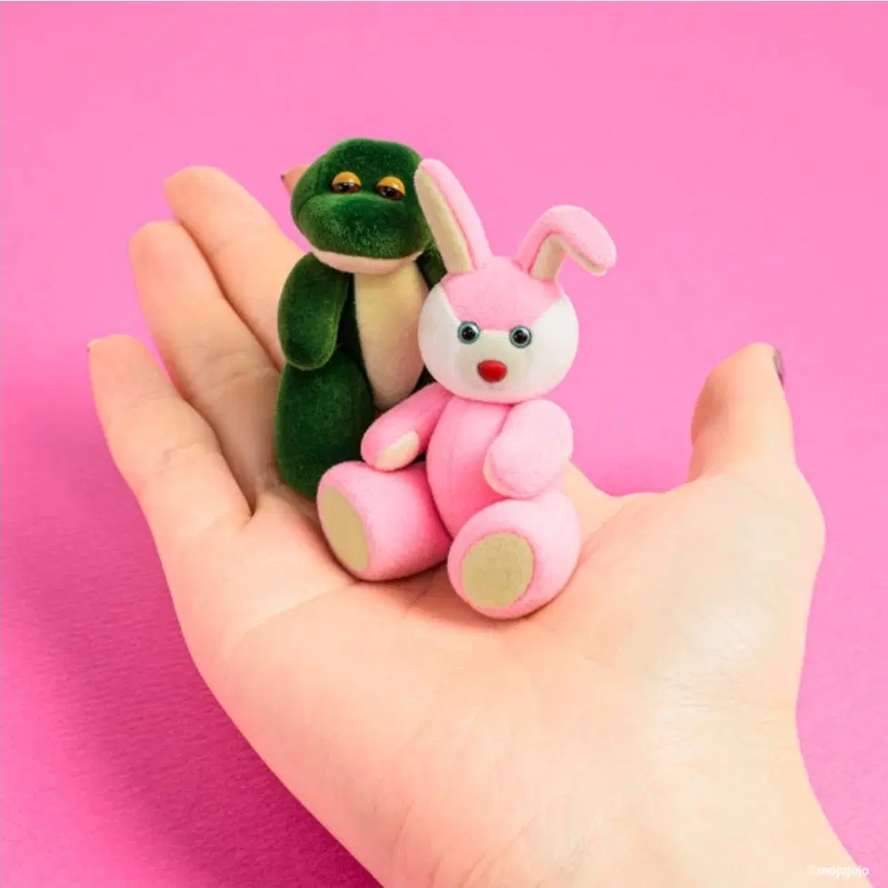 mojojojo 테디조조 피규어 컬렉션 중 버블검 토끼 인형이에요말랑말랑한 촉감과 귀여운 디자인이 매력적이에요인테리어 소품으로도 좋고 선물하기에도 좋아요새상품입니다