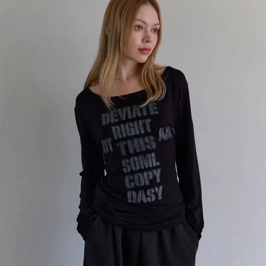 오오엠엘 블러 레터링 루즈핏 롱슬리브 (블랙)