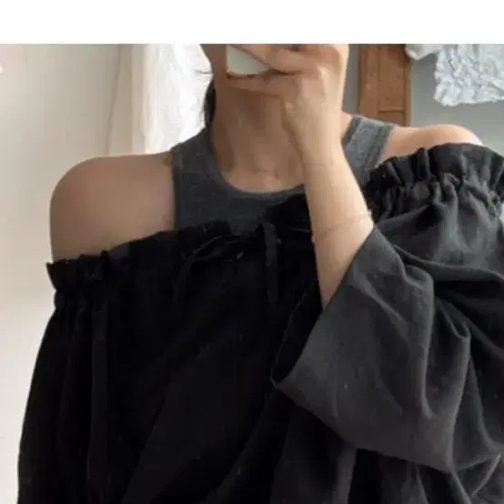 인더바즈 쥬디 블라우스 차콜