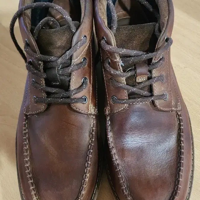 클락스 키스톤 미드(Clarks Kyston Mid) 남성용 가죽 앵클 부츠입니다.