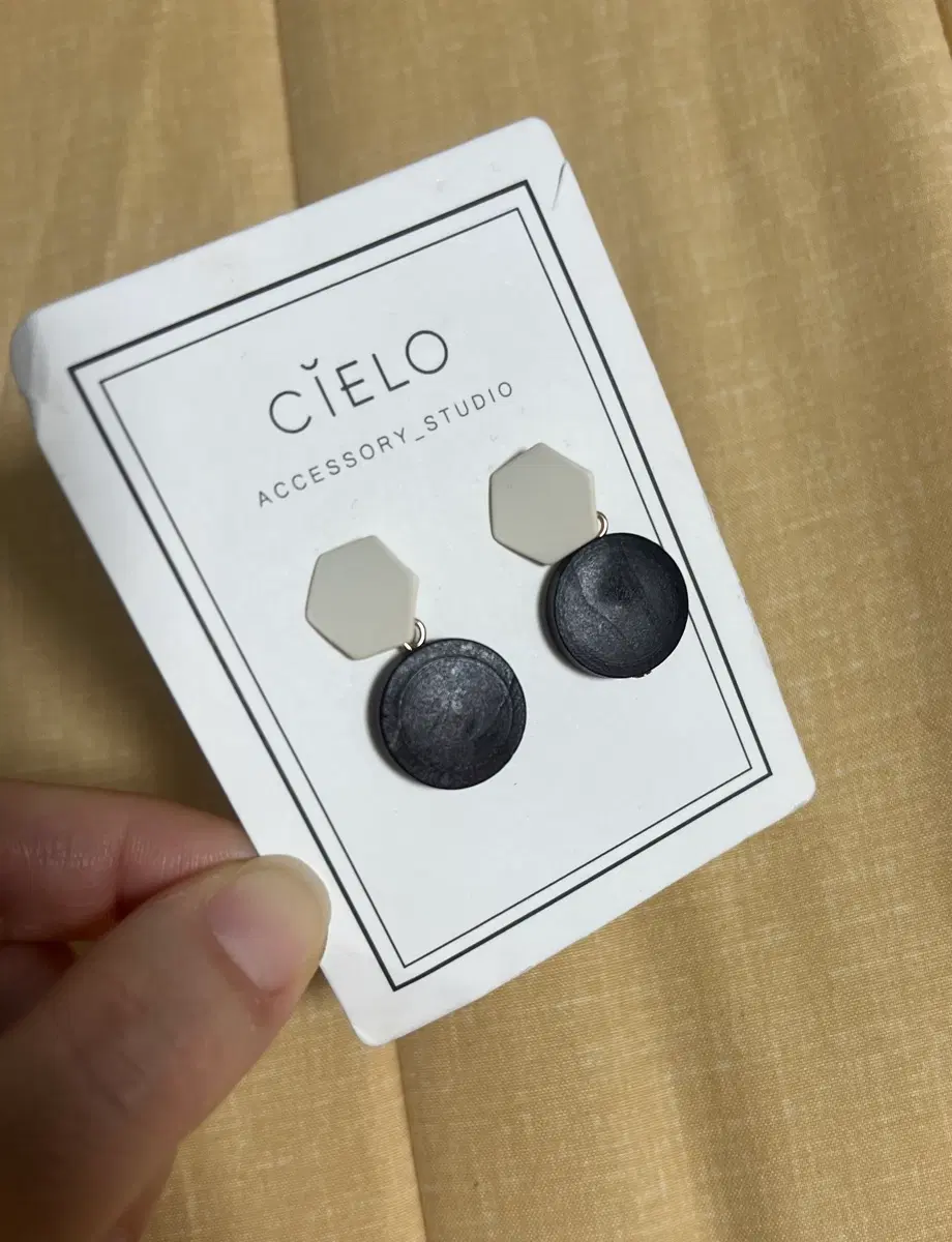 CIELO 액세서리 육각 펜던트 원형 귀걸이 브라운/아이보리