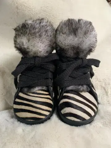 레어 BIRKENSTOCK x HEIDI KLUM 송치 제브라 부츠 36