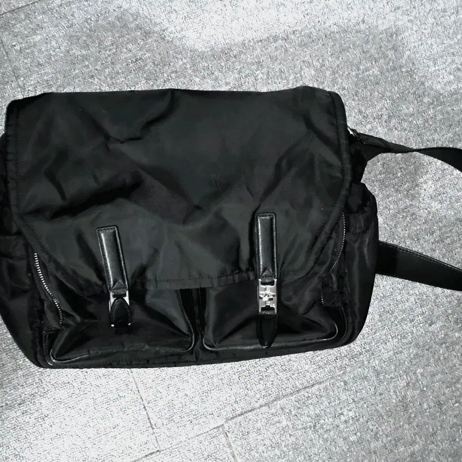분크 헤이더블포켓 숄더백 M 블랙