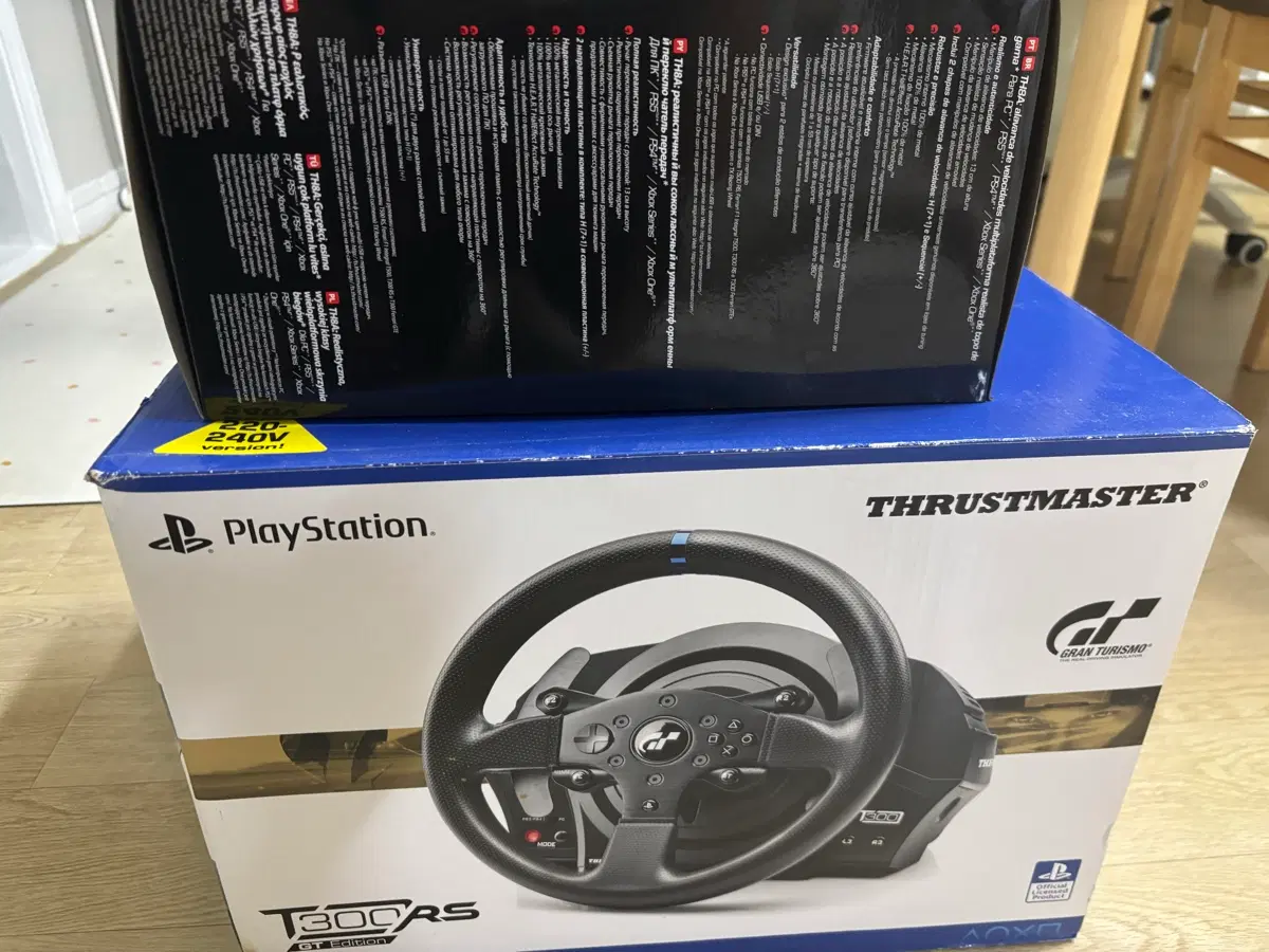 트러스트 마스터 T300 RS GT 레이싱 휠