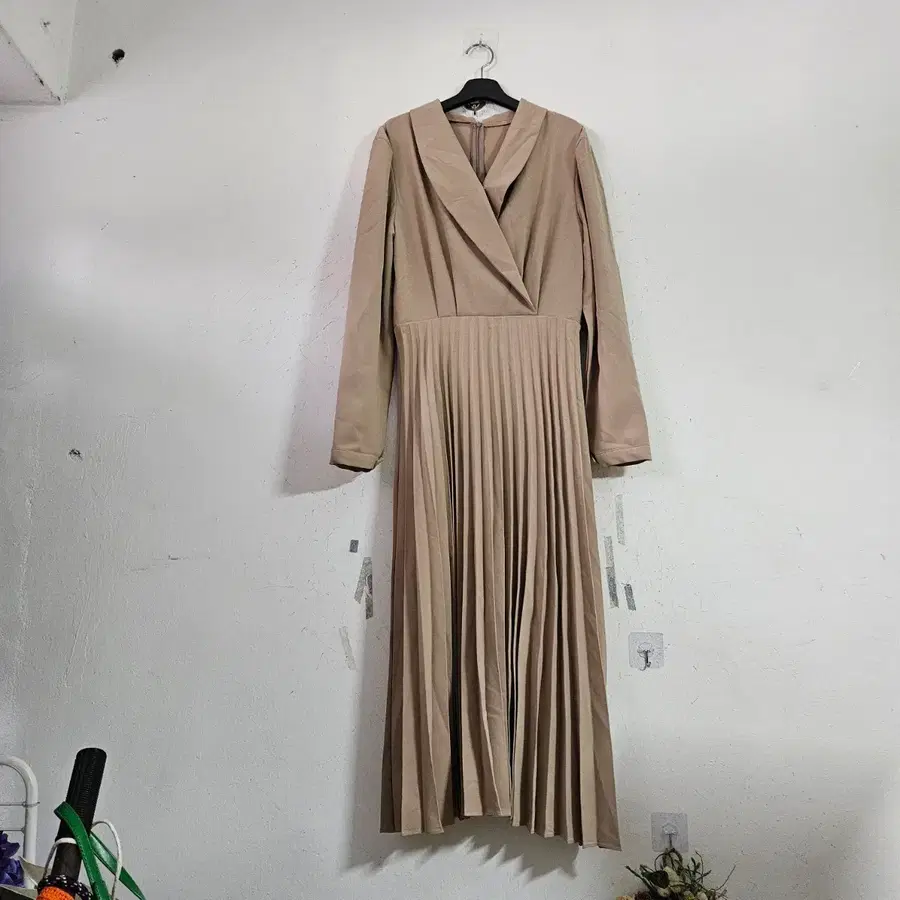베이지색 플리츠 원피스 긴팔