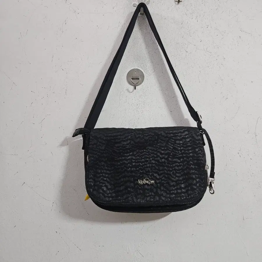 kipling 블랙 크로스백 패턴 디자인