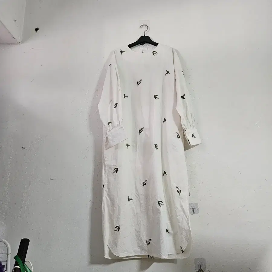 흰색 롱 원피스 꽃무늬 자수