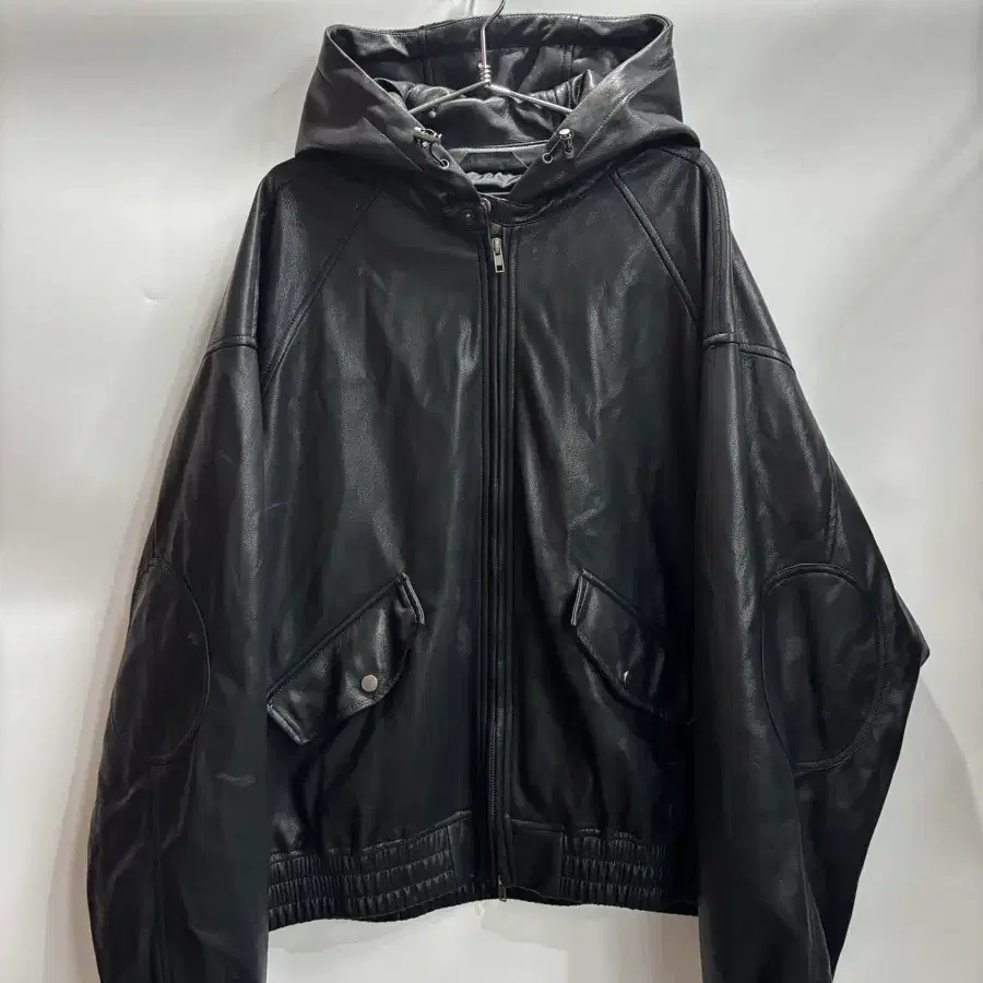 [72/XL] 트릴리온 블랙 레더 후드 자켓 4.5  * 브랜드: 트릴리온 * 사이즈: XL (실측: 총길이 72, 가슴반품 72, 팔길이 60, 어깨 65) * 소재: 폴리에스터