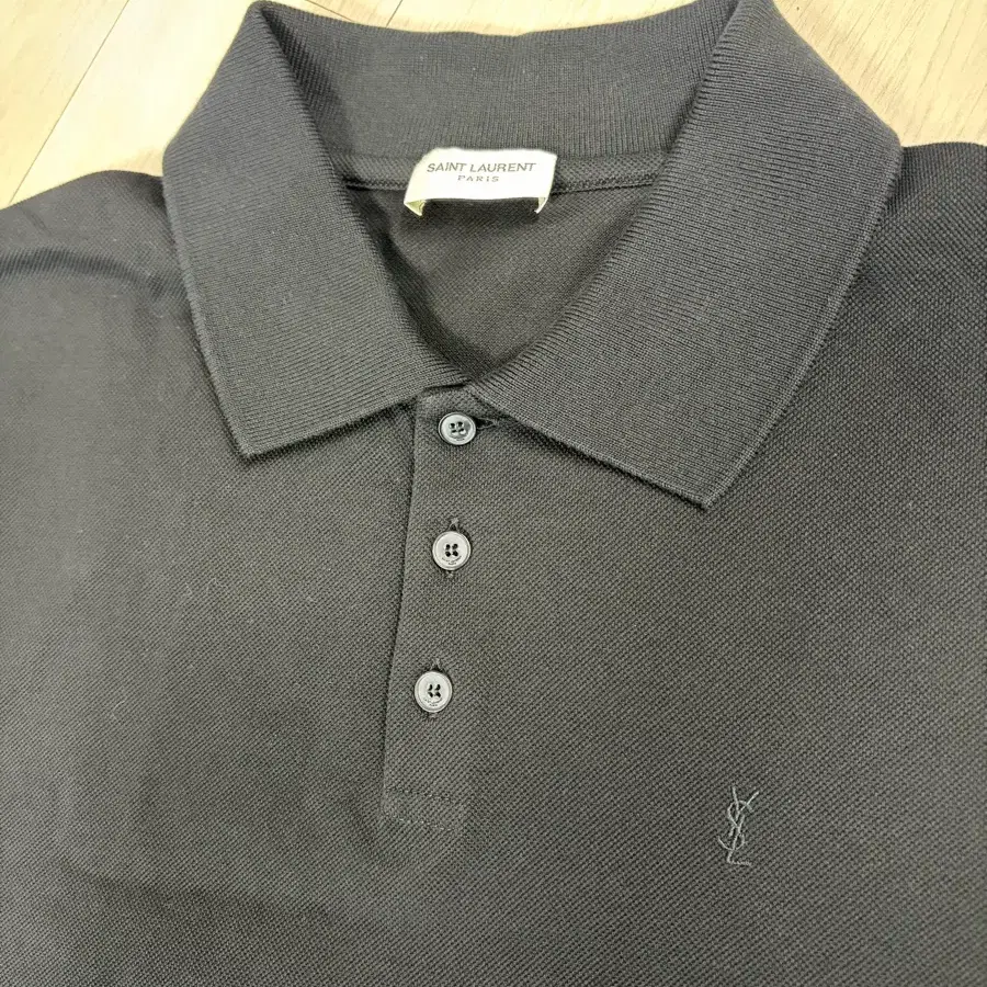 정품 생로랑 블랙 카라 티셔츠 L