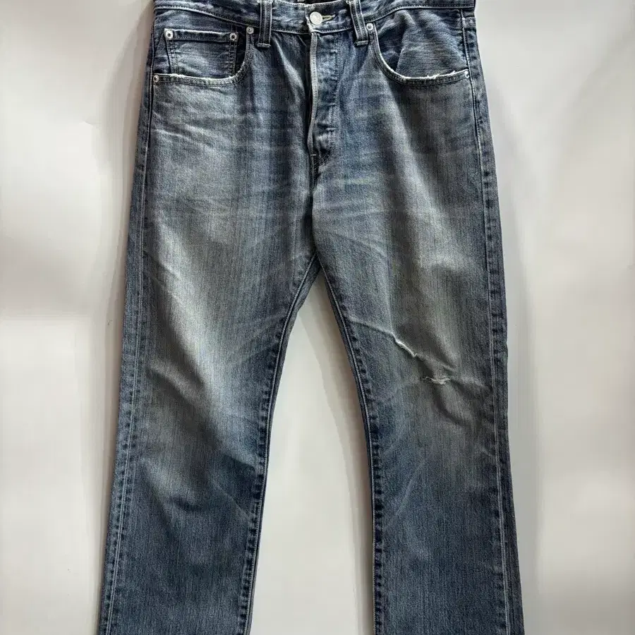 [96/리바이스 501] 리바이스 501 연청 워싱 데님 팬츠 바지 4.9  * 브랜드: 리바이스 (Levi's) * 사이즈: 실측: 총길이 96, 허리단면 42, 허벅지 32,
